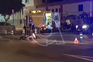 Un motorista sufre lesiones en una colisión con un coche en Lomo Cementerio (Foto TA)